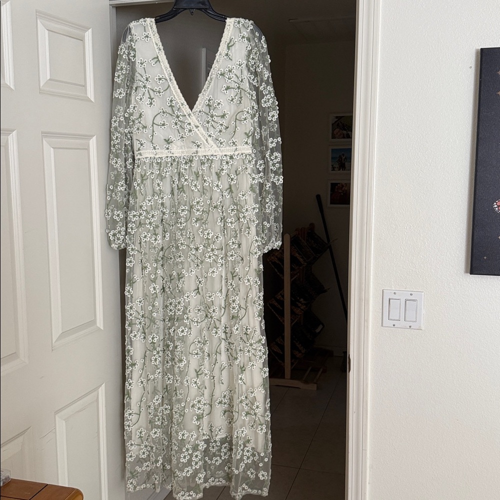 Red Dress x Ever After Heavenly Sights Ivory Floral Print Maxi Dress-M - Picture 4 of 9